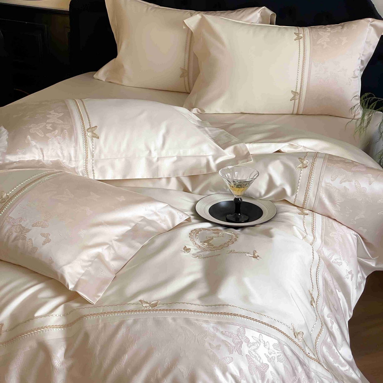 91家纺网 家纺一手货源 找家纺 太古汇家居 2025新款长绒棉高精密提花+绣花四件套“星辰梦蝶”系列 香槟色