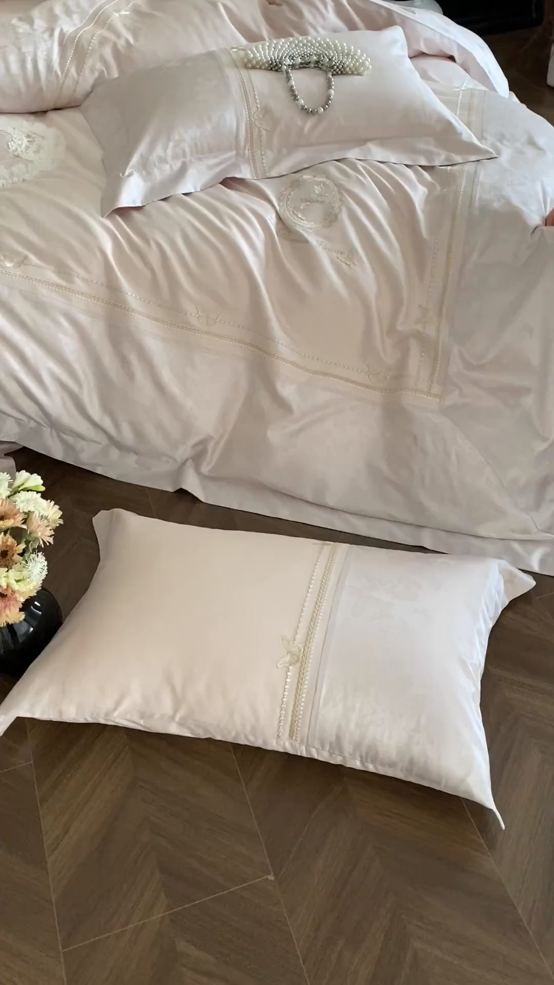 91家纺网 家纺一手货源 找家纺 太古汇家居 2025新款长绒棉高精密提花+绣花四件套“星辰梦蝶”系列 香槟色