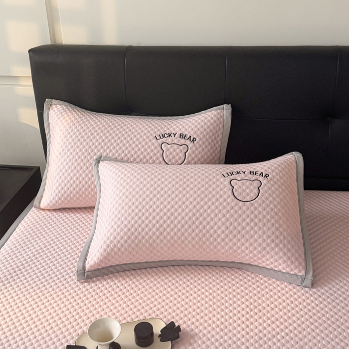 91家纺网 家纺一手货源 找家纺 （总）梵朴 2025新款直播贴布刺绣凉感凉豆豆凉席席子三件套空调软席-幸运熊系列