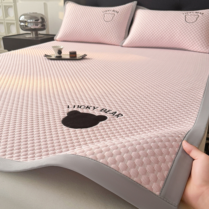 91家纺网 家纺一手货源 找家纺 （总）梵朴 2025新款直播贴布刺绣凉感凉豆豆凉席席子三件套空调软席-幸运熊系列