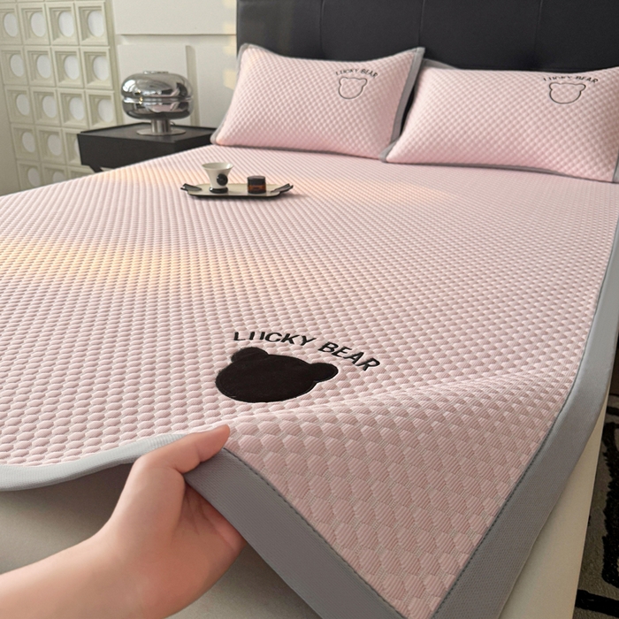 91家纺网 家纺一手货源 找家纺 （总）梵朴 2025新款直播贴布刺绣凉感凉豆豆凉席席子三件套空调软席-幸运熊系列