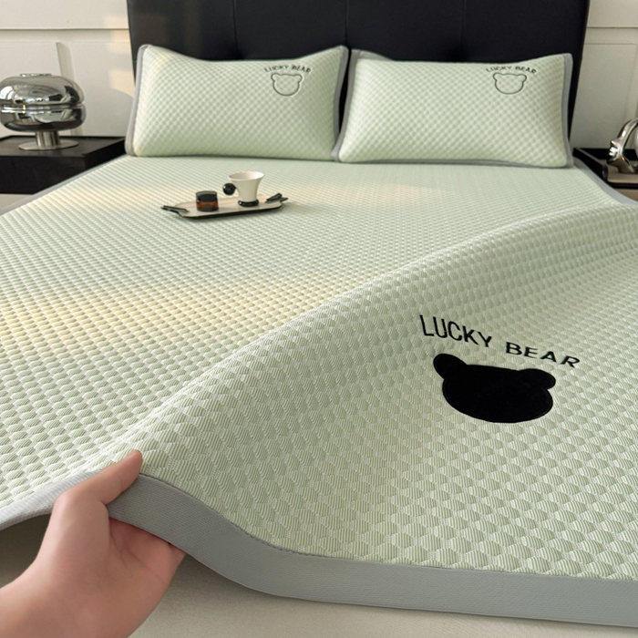 91家纺网 家纺一手货源 找家纺 （总）梵朴 2025新款直播贴布刺绣凉感凉豆豆凉席席子三件套空调软席-幸运熊系列