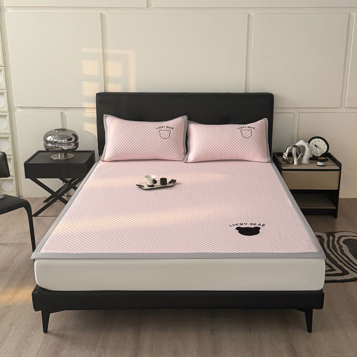 91家纺网 家纺一手货源 找家纺 （总）梵朴 2025新款直播贴布刺绣凉感凉豆豆凉席席子三件套空调软席-幸运熊系列