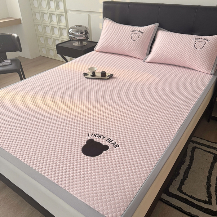 91家纺网 家纺一手货源 找家纺 （总）梵朴 2025新款直播贴布刺绣凉感凉豆豆凉席席子三件套空调软席-幸运熊系列