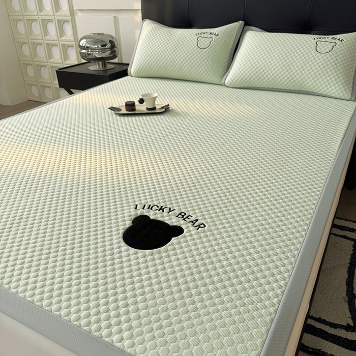 91家纺网 家纺一手货源 找家纺 梵朴 2025新款直播贴布刺绣凉感凉豆豆凉席席子三件套空调软席-幸运熊系列 幸运熊-绿