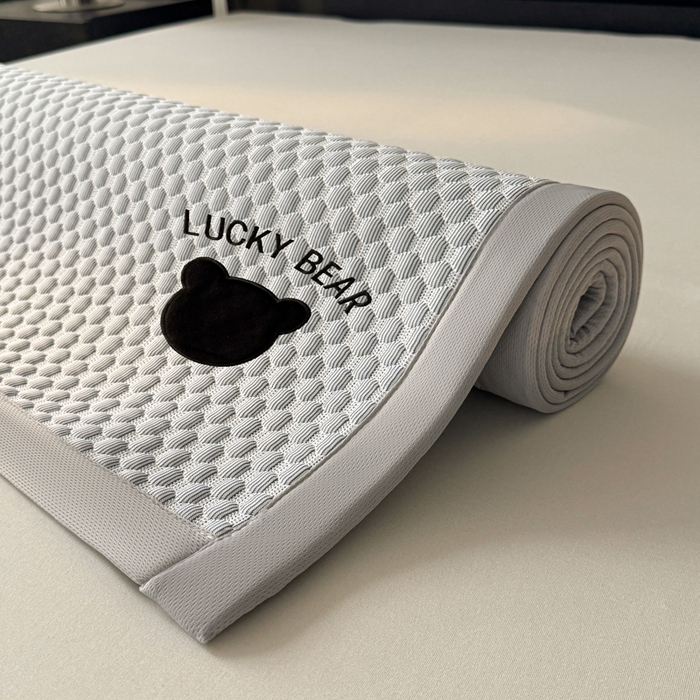 91家纺网 家纺一手货源 找家纺 梵朴 2025新款直播贴布刺绣凉感凉豆豆凉席席子三件套空调软席-幸运熊系列 幸运熊-深灰