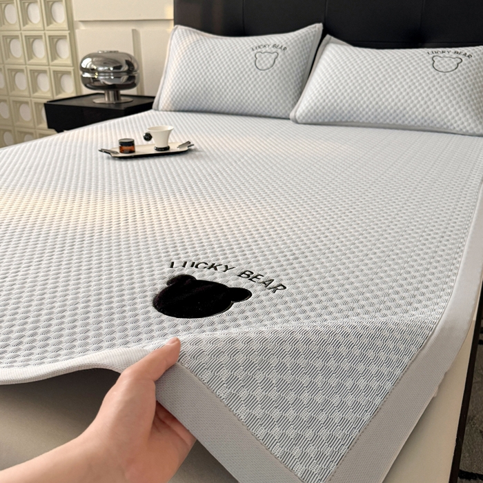 91家纺网 家纺一手货源 找家纺 梵朴 2025新款直播贴布刺绣凉感凉豆豆凉席席子三件套空调软席-幸运熊系列 幸运熊-浅灰