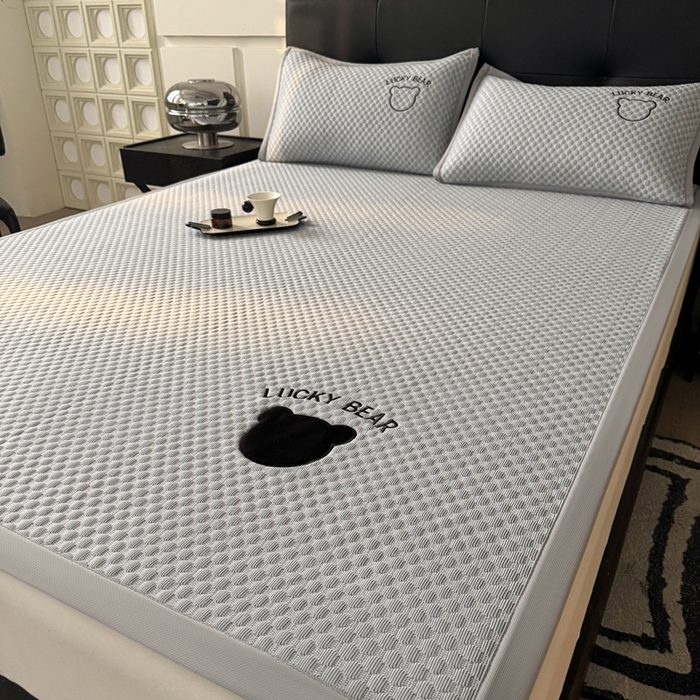 91家纺网 家纺一手货源 找家纺 梵朴 2025新款直播贴布刺绣凉感凉豆豆凉席席子三件套空调软席-幸运熊系列 幸运熊-深灰