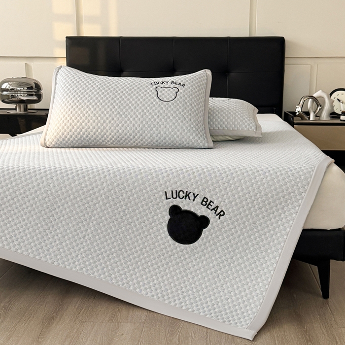 91家纺网 家纺一手货源 找家纺 梵朴 2025新款直播贴布刺绣凉感凉豆豆凉席席子三件套空调软席-幸运熊系列 幸运熊-浅灰