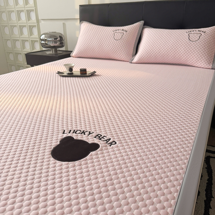 91家纺网 家纺一手货源 找家纺 梵朴 2025新款直播贴布刺绣凉感凉豆豆凉席席子三件套空调软席-幸运熊系列 幸运熊-粉