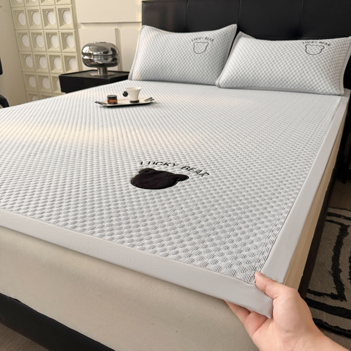 91家纺网 家纺一手货源 找家纺 梵朴 2025新款直播贴布刺绣凉感凉豆豆凉席席子三件套空调软席-幸运熊系列 幸运熊-浅灰