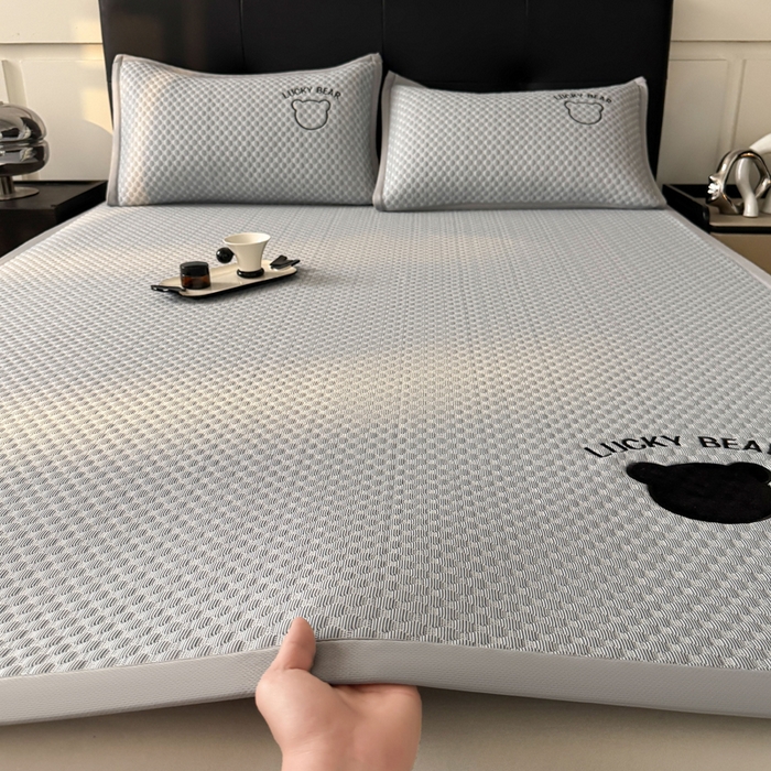 91家纺网 家纺一手货源 找家纺 梵朴 2025新款直播贴布刺绣凉感凉豆豆凉席席子三件套空调软席-幸运熊系列 幸运熊-深灰