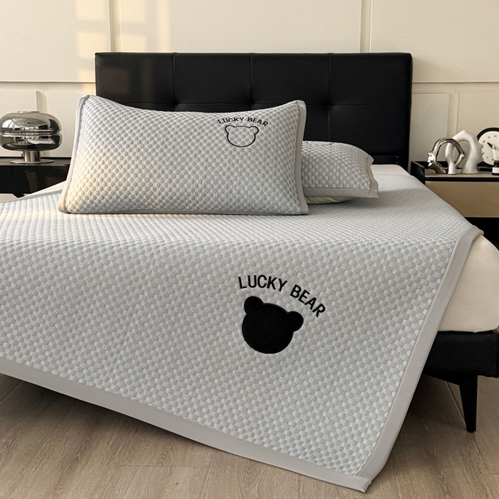 91家纺网 家纺一手货源 找家纺 梵朴 2025新款直播贴布刺绣凉感凉豆豆凉席席子三件套空调软席-幸运熊系列 幸运熊-深灰