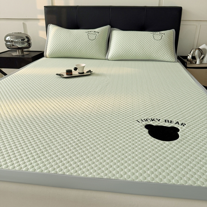 91家纺网 家纺一手货源 找家纺 梵朴 2025新款直播贴布刺绣凉感凉豆豆凉席席子三件套空调软席-幸运熊系列 幸运熊-绿