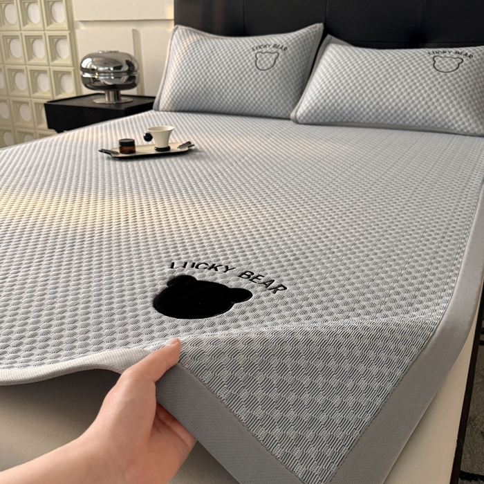 91家纺网 家纺一手货源 找家纺 梵朴 2025新款直播贴布刺绣凉感凉豆豆凉席席子三件套空调软席-幸运熊系列 幸运熊-深灰