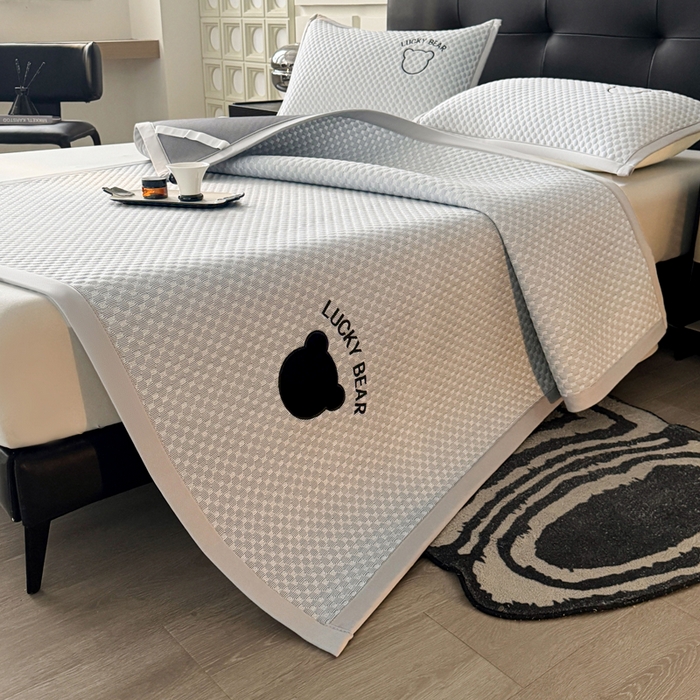 91家纺网 家纺一手货源 找家纺 梵朴 2025新款直播贴布刺绣凉感凉豆豆凉席席子三件套空调软席-幸运熊系列 幸运熊-浅灰