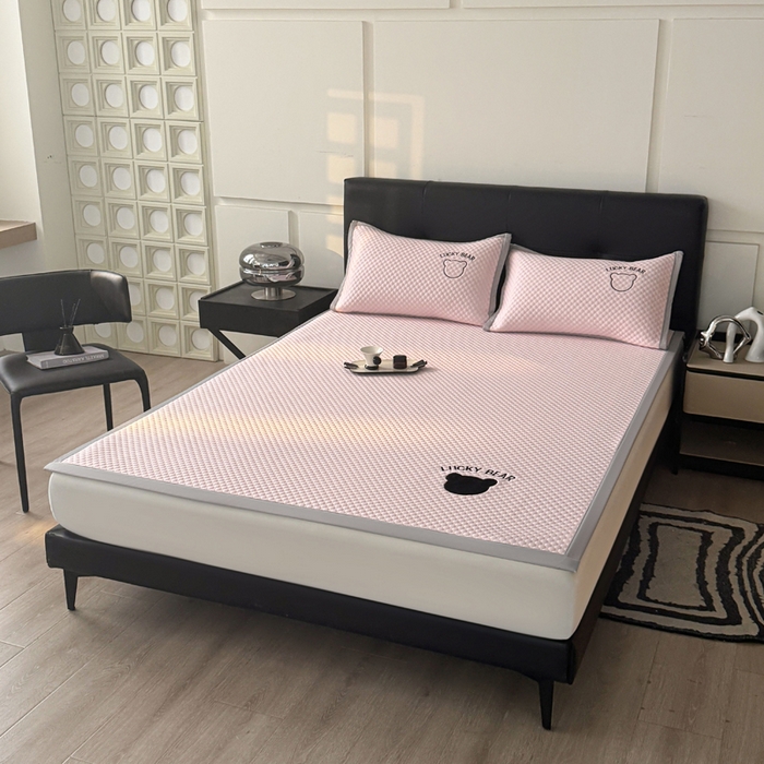 91家纺网 家纺一手货源 找家纺 梵朴 2025新款直播贴布刺绣凉感凉豆豆凉席席子三件套空调软席-幸运熊系列 幸运熊-粉