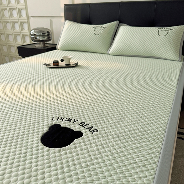 91家纺网 家纺一手货源 找家纺 梵朴 2025新款直播贴布刺绣凉感凉豆豆凉席席子三件套空调软席-幸运熊系列 幸运熊-绿