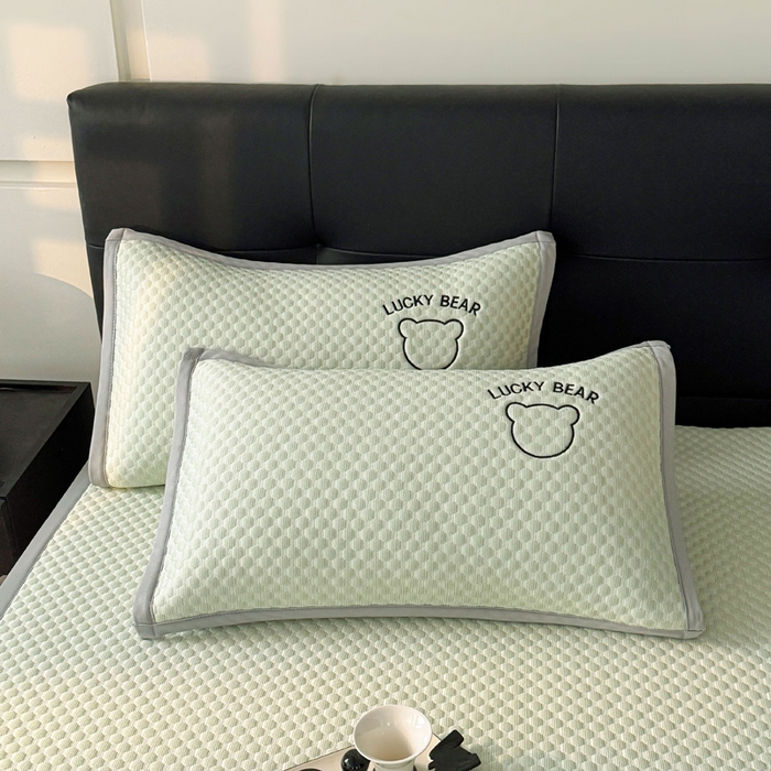 91家纺网 家纺一手货源 找家纺 梵朴 2025新款直播贴布刺绣凉感凉豆豆凉席席子三件套空调软席-幸运熊系列 幸运熊-绿