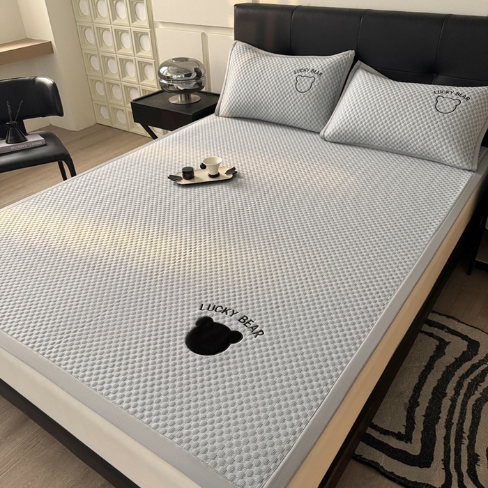 91家纺网 家纺一手货源 找家纺 梵朴 2025新款直播贴布刺绣凉感凉豆豆凉席席子三件套空调软席-幸运熊系列 幸运熊-深灰