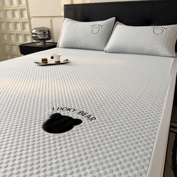 91家纺网 家纺一手货源 找家纺 梵朴 2025新款直播贴布刺绣凉感凉豆豆凉席席子三件套空调软席-幸运熊系列 幸运熊-浅灰