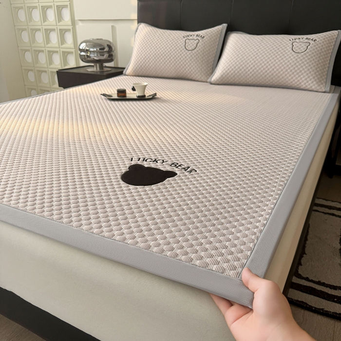 91家纺网 家纺一手货源 找家纺 梵朴 2025新款直播贴布刺绣凉感凉豆豆凉席席子三件套空调软席-幸运熊系列 幸运熊-咖