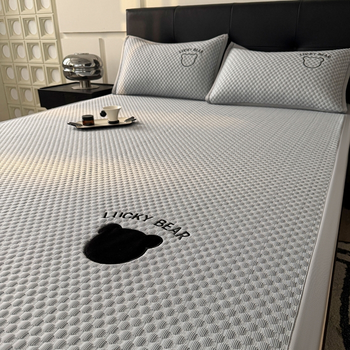 91家纺网 家纺一手货源 找家纺 梵朴 2025新款直播贴布刺绣凉感凉豆豆凉席席子三件套空调软席-幸运熊系列 幸运熊-深灰