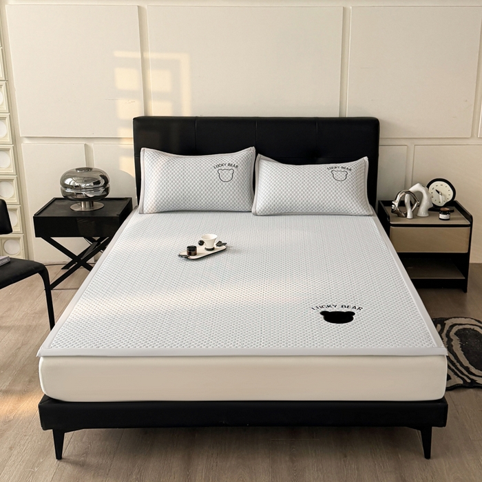 91家纺网 家纺一手货源 找家纺 梵朴 2025新款直播贴布刺绣凉感凉豆豆凉席席子三件套空调软席-幸运熊系列 幸运熊-浅灰