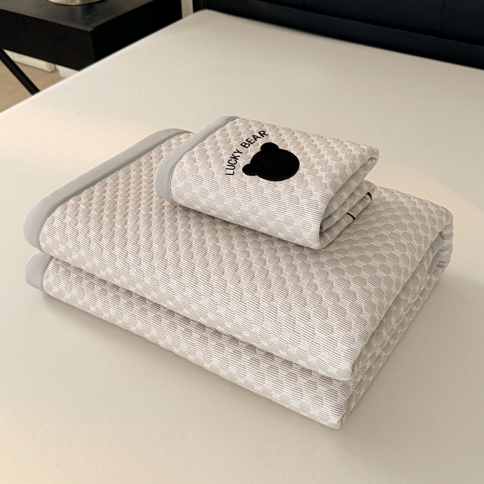 91家纺网 家纺一手货源 找家纺 梵朴 2025新款直播贴布刺绣凉感凉豆豆凉席席子三件套空调软席-幸运熊系列 幸运熊-咖