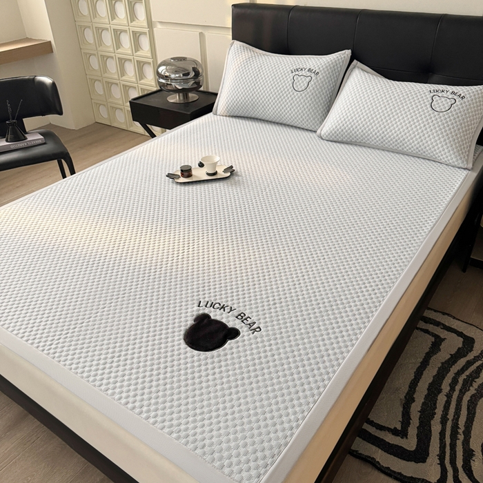 91家纺网 家纺一手货源 找家纺 梵朴 2025新款直播贴布刺绣凉感凉豆豆凉席席子三件套空调软席-幸运熊系列 幸运熊-浅灰