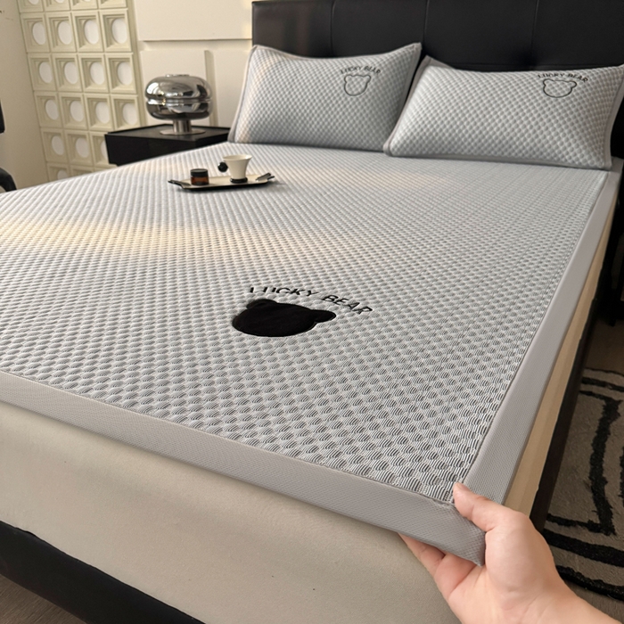 91家纺网 家纺一手货源 找家纺 梵朴 2025新款直播贴布刺绣凉感凉豆豆凉席席子三件套空调软席-幸运熊系列 幸运熊-深灰