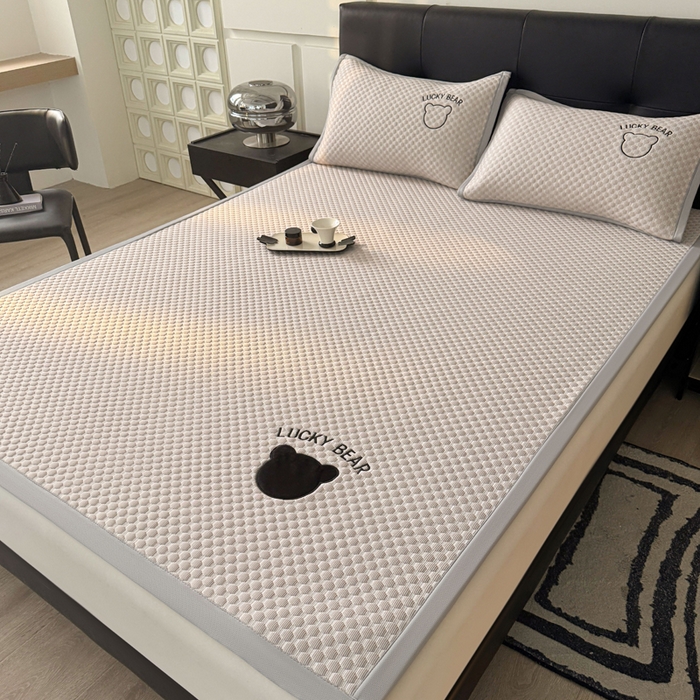 91家纺网 家纺一手货源 找家纺 梵朴 2025新款直播贴布刺绣凉感凉豆豆凉席席子三件套空调软席-幸运熊系列 幸运熊-咖