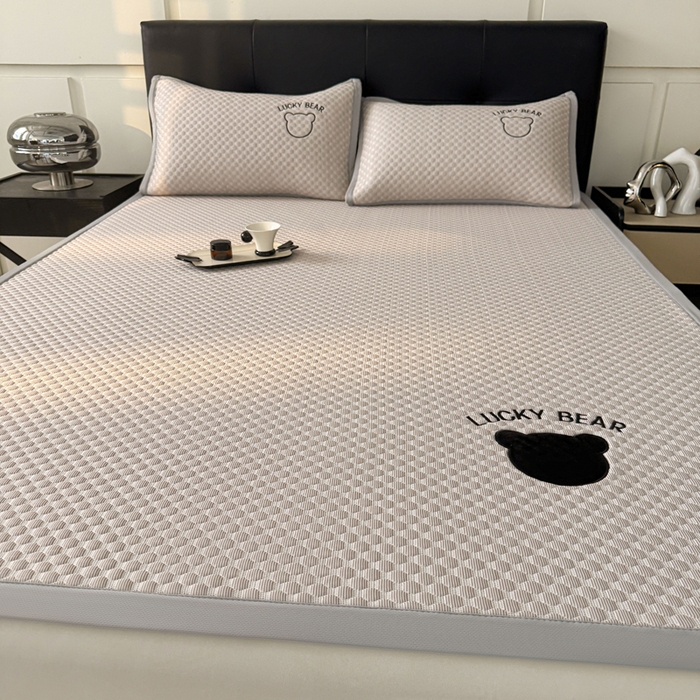 91家纺网 家纺一手货源 找家纺 梵朴 2025新款直播贴布刺绣凉感凉豆豆凉席席子三件套空调软席-幸运熊系列 幸运熊-咖