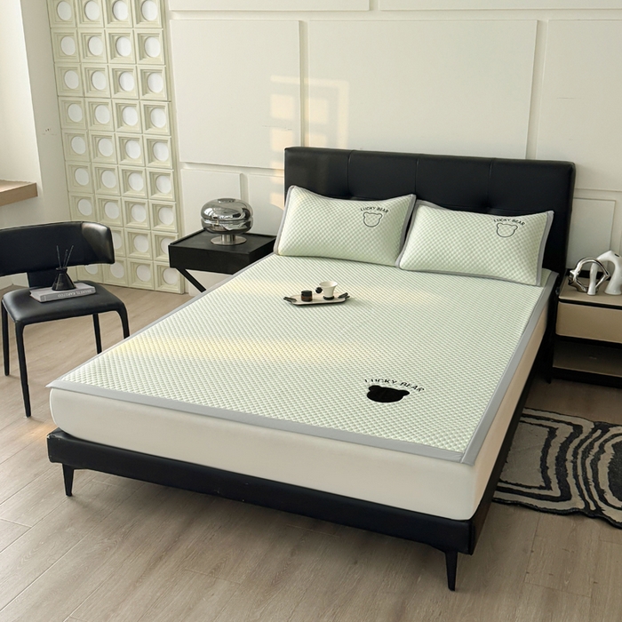 91家纺网 家纺一手货源 找家纺 梵朴 2025新款直播贴布刺绣凉感凉豆豆凉席席子三件套空调软席-幸运熊系列 幸运熊-绿