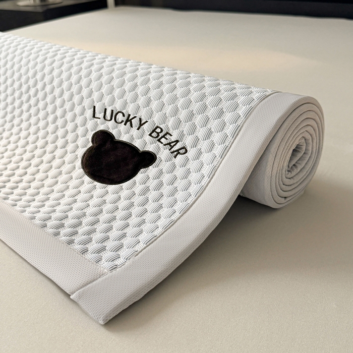 91家纺网 家纺一手货源 找家纺 梵朴 2025新款直播贴布刺绣凉感凉豆豆凉席席子三件套空调软席-幸运熊系列 幸运熊-浅灰