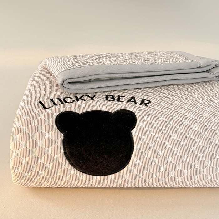 91家纺网 家纺一手货源 找家纺 梵朴 2025新款直播贴布刺绣凉感凉豆豆凉席席子三件套空调软席-幸运熊系列 幸运熊-咖