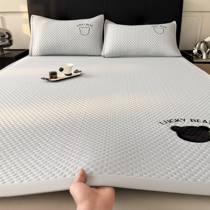 91家纺网 家纺一手货源 找家纺 梵朴 2025新款直播贴布刺绣凉感凉豆豆凉席席子三件套空调软席-幸运熊系列 幸运熊-浅灰