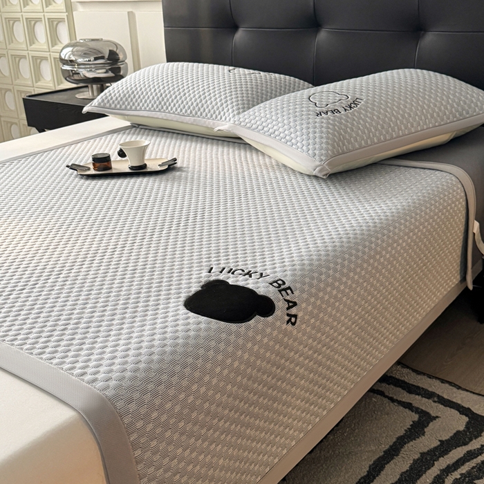 91家纺网 家纺一手货源 找家纺 梵朴 2025新款直播贴布刺绣凉感凉豆豆凉席席子三件套空调软席-幸运熊系列 幸运熊-深灰