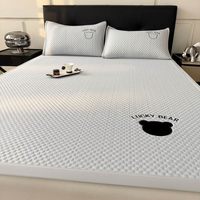 91家纺网 家纺一手货源 找家纺 梵朴 2025新款直播贴布刺绣凉感凉豆豆凉席席子三件套空调软席-幸运熊系列 幸运熊-浅灰