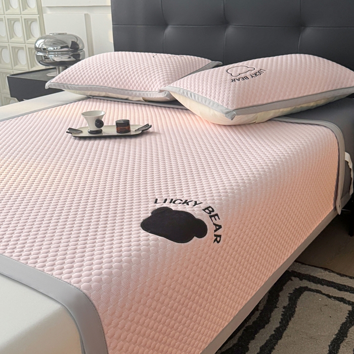 91家纺网 家纺一手货源 找家纺 梵朴 2025新款直播贴布刺绣凉感凉豆豆凉席席子三件套空调软席-幸运熊系列 幸运熊-粉