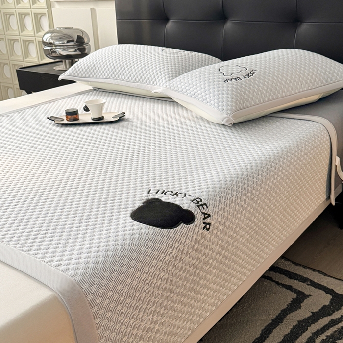 91家纺网 家纺一手货源 找家纺 梵朴 2025新款直播贴布刺绣凉感凉豆豆凉席席子三件套空调软席-幸运熊系列 幸运熊-浅灰