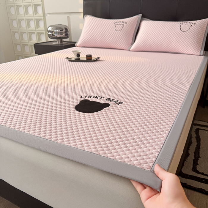 91家纺网 家纺一手货源 找家纺 梵朴 2025新款直播贴布刺绣凉感凉豆豆凉席席子三件套空调软席-幸运熊系列 幸运熊-粉