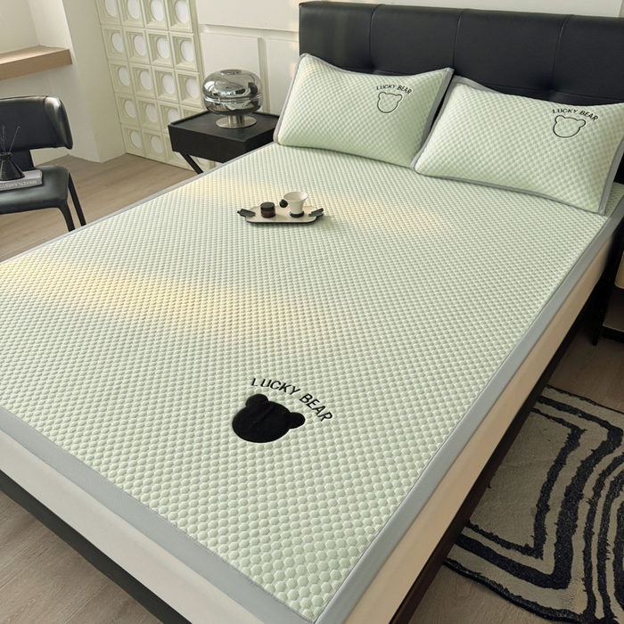 91家纺网 家纺一手货源 找家纺 梵朴 2025新款直播贴布刺绣凉感凉豆豆凉席席子三件套空调软席-幸运熊系列 幸运熊-绿