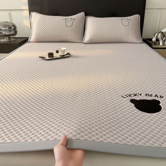 91家纺网 家纺一手货源 找家纺 梵朴 2025新款直播贴布刺绣凉感凉豆豆凉席席子三件套空调软席-幸运熊系列 幸运熊-咖