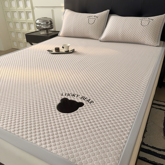 91家纺网 家纺一手货源 找家纺 梵朴 2025新款直播贴布刺绣凉感凉豆豆凉席席子三件套空调软席-幸运熊系列 幸运熊-咖