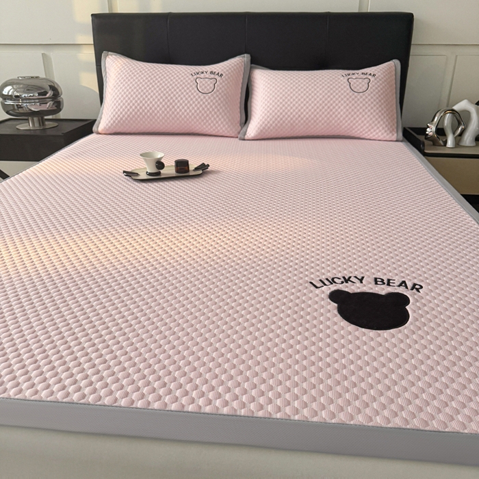 91家纺网 家纺一手货源 找家纺 梵朴 2025新款直播贴布刺绣凉感凉豆豆凉席席子三件套空调软席-幸运熊系列 幸运熊-粉