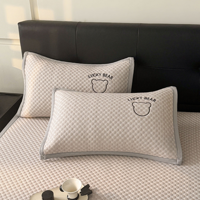 91家纺网 家纺一手货源 找家纺 梵朴 2025新款直播贴布刺绣凉感凉豆豆凉席席子三件套空调软席-幸运熊系列 幸运熊-咖