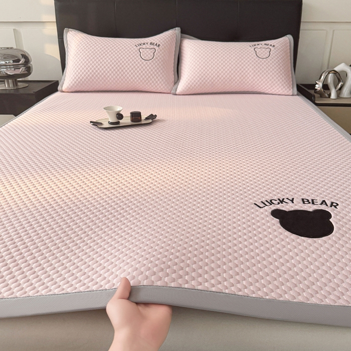 91家纺网 家纺一手货源 找家纺 梵朴 2025新款直播贴布刺绣凉感凉豆豆凉席席子三件套空调软席-幸运熊系列 幸运熊-粉