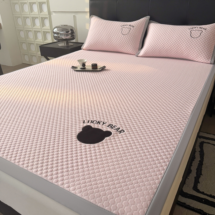 91家纺网 家纺一手货源 找家纺 梵朴 2025新款直播贴布刺绣凉感凉豆豆凉席席子三件套空调软席-幸运熊系列 幸运熊-粉