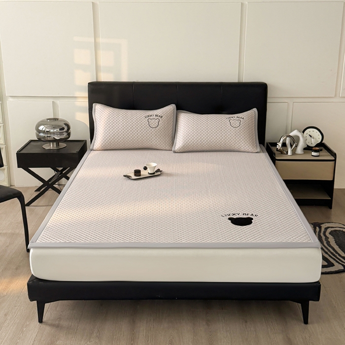 91家纺网 家纺一手货源 找家纺 梵朴 2025新款直播贴布刺绣凉感凉豆豆凉席席子三件套空调软席-幸运熊系列 幸运熊-咖